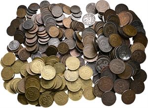 1 og 2 øre samt 1/2 kroner. (352)