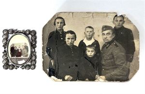 Førkrigsfoto af tysk soldat med familie