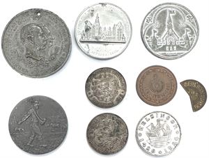 Medaljer og Stauning krone. I alt 9 stk.