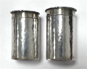 Salt- og pebersæt i Sterlingsølv, H. 4,7 og 5 cm, totalvægt 89,83 g.