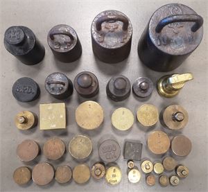 Samling vægtlodder fra 10 gram til 10 pund. (38)
