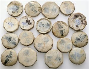 Porcelain gamling tokens. (18)