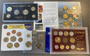 Year coinsets, 2002, 2004 (2), 2008, as well as set with 11 different coins. (5)