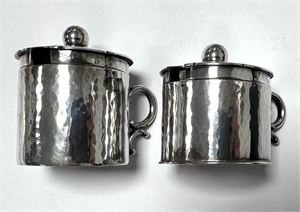 Sennepskrukker i Sterlingsølv, 2 stk., H. 4,5 og 5,4 cm, totalvægt 135,31 g (2)
