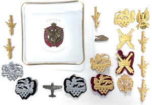 Samling militære mærker mm. (19)