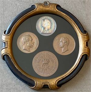 Fire indrammede medaljer