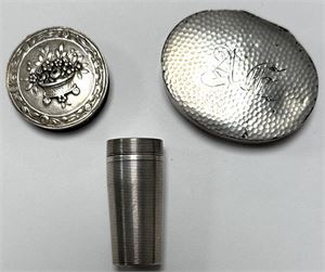 To pilleæsker i 835/1000, samt en lille beholder i Sterlingsølv.