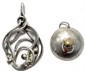 To vedhæng af sterling sølv