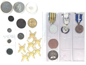 Samling medaljer m.m. (21)