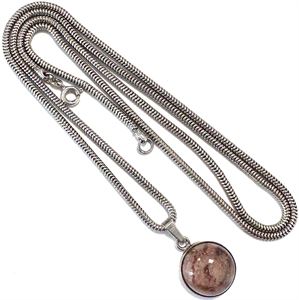 N.E. From, vedhæng af sterlingsølv fattet med sten, på slangekæde af sølv
