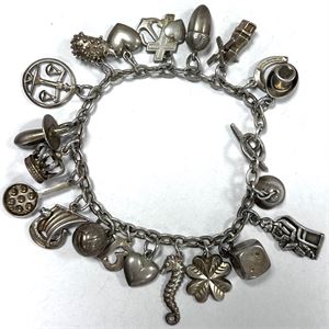 Armlænke med charms i Sterlingsølv, L. 17,5 cm, vægt 31 g