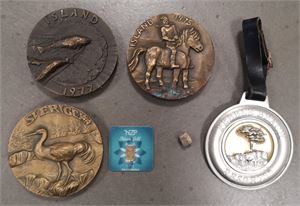Guldbarre, 0,01 g, medaljer, terning af bly. (6)