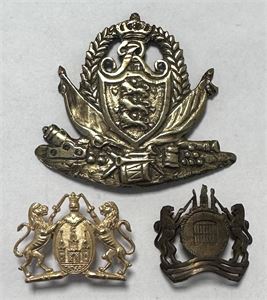 Gardermærke med Frederik VI's kronede monogram, samt to øvrige. (3)