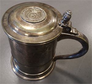 Lågkrus af pletsølv med kopi af norsk krone 1671