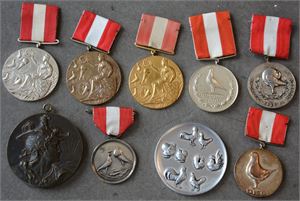 Samling medaljer med fugle. (9)