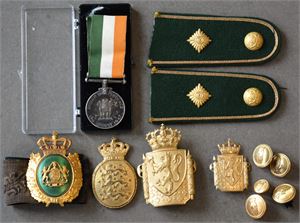 Medaljer, knapper emblemer osv. (12)