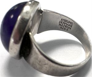 N.E. From, ring af sterlingsølv fattet med lilla sten. Str. 51. Vægt ca. 5,7 g.